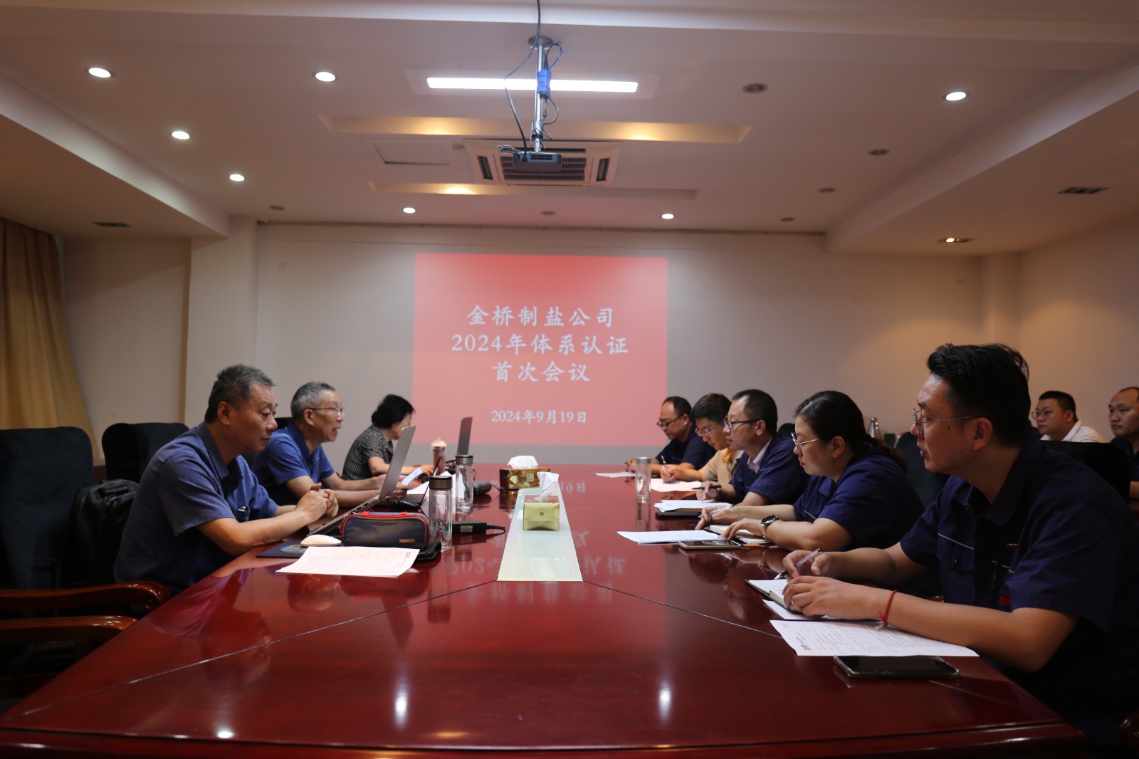 近日，金橋制鹽公司通過北京世標(biāo)認(rèn)證中心審核，給予食品安全管理體系、環(huán)境管理體系和職業(yè)健康安全管理體系認(rèn)證“保持認(rèn)證資格”的監(jiān)督審核結(jié)論，給予質(zhì)量管理體系認(rèn)證“再次注冊”的再認(rèn)證審核結(jié)論。通過審核，是對公司精細(xì)化管理成果的檢驗，促進(jìn)公司內(nèi)控管理水平持續(xù)提升。（李曉月）