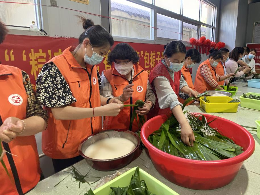 青口供電所黨支部聯(lián)合生產(chǎn)生活服務(wù)中心分會(huì)、黃沙坨社區(qū)，共同舉辦“悠悠艾草香 濃濃端午情”系列活動(dòng)。.png